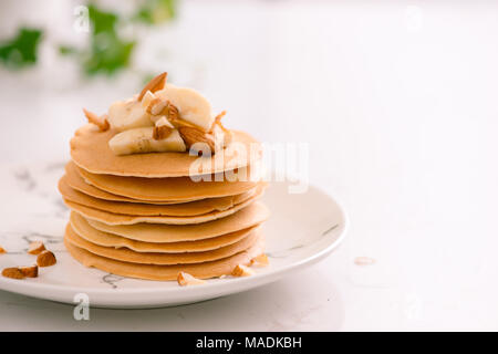 Cajou Banana pancakes aux bananes et sauce au caramel. Banque D'Images