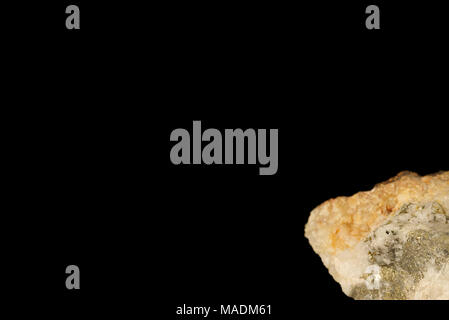 La pyrite de fer, l'or des fous, sulfure de fer, minerai de fer isolé sur fond noir. Structure cristalline isométrique. Roches et minéraux Banque D'Images