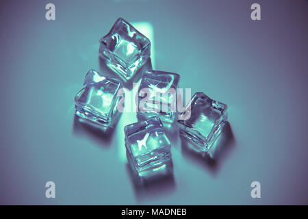 5 cubes de glace, de couleur sur fond neutre Banque D'Images