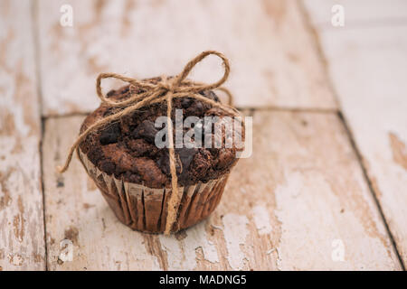 Muffin au chocolat maison Dellicious sur table. Prêt à manger. Banque D'Images