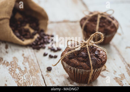 Muffin au chocolat maison Dellicious sur table. Prêt à manger. Banque D'Images