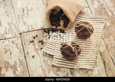 Muffin au chocolat maison Dellicious sur table. Prêt à manger. Banque D'Images