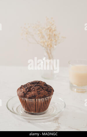 Muffin au chocolat maison Dellicious sur table. Prêt à manger. Banque D'Images