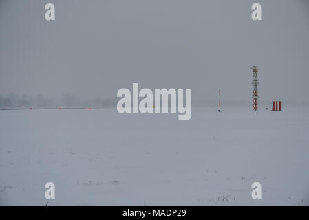 L'infrastructure de l'aéroport de Londres Southend dans la neige mauvais temps durant la bête de l'Est les phénomènes météorologiques. La trajectoire de descente de l'ILS système d'atterrissage de la tour Banque D'Images