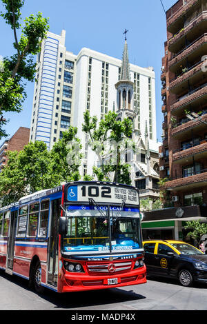 Buenos Aires Argentine,Recoleta,Avenida Las Heras,trafic,bâtiments,voiture,bus public,taxi,hispanique,ARG171130227 Banque D'Images