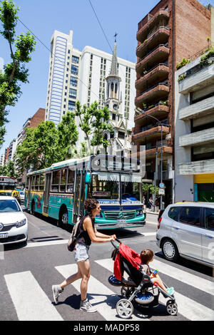 Buenos Aires Argentina,Recoleta,Avenida Las Heras,trafic,bâtiments,voitures,bus public,adultes femme femme femme femme,piéton,passage à niveau Banque D'Images