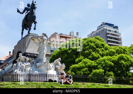 Buenos Aires Argentina,Recoleta,Plaza Mitre,parc,statue,Monumento a Bartolomé Mitre,monument,équestre,homme hommes,femme femme femme,couple,Hispani Banque D'Images