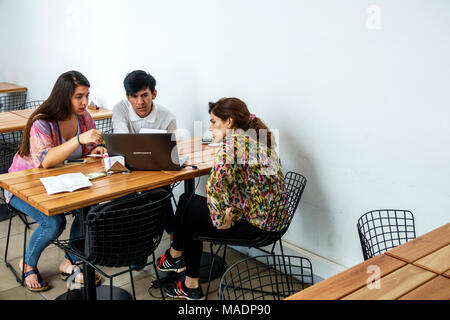 Buenos Aires Argentina,Centro Cultural Recoleta,centre,galerie d'art,directeur,personnel,intérieur,café,table,ordinateur portable,homme hommes,femme femmes,vous Banque D'Images