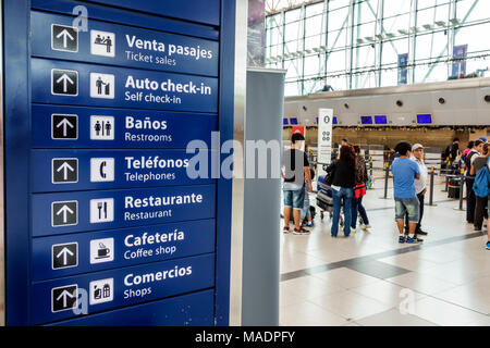 Buenos Aires Argentina,Ministro Pistarini International Airport Ezeiza EZE,terminal gate,intérieur,panneau,information,indications,bilingue,espagnol Banque D'Images