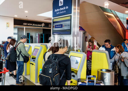 Buenos Aires Argentina, Ministro Pistarini International Airport Ezeiza EZE, terminal Gate, intérieur, LATAM, Delta Airlines, borne d'enregistrement automatique, adul Banque D'Images