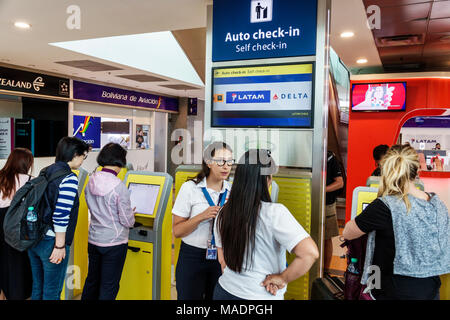 Buenos Aires Argentina, Ministro Pistarini International Airport Ezeiza EZE, terminal Gate, intérieur, LATAM, Delta Airlines, borne d'enregistrement automatique, homme Banque D'Images