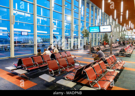 Buenos Aires Argentina,Ministro Pistarini International Airport Ezeiza EZE,terminal gate,intérieur,sièges,homme hommes,fenêtre,jet,tarmac,hispanique Banque D'Images