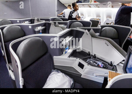 Miami Florida, aéroport international MIA, American Airlines à bord d'un siège classe affaires, femme noire, intérieur, FL17111 Banque D'Images