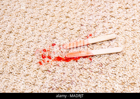 Un laps de temps d'un popsicle de fusion sur tapis blanc montre l'icy traiter se fondent dans un jus collant et absorber droite dans le tapis. Banque D'Images