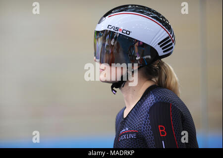 Un pilote de ligne noire Club Cycle portant un casque réfléchissant au plein gaz Le Vendredi saint le cyclisme sur piste rencontrez, Lee Valley VeloPark, Londres, Royaume-Uni. Bon Banque D'Images