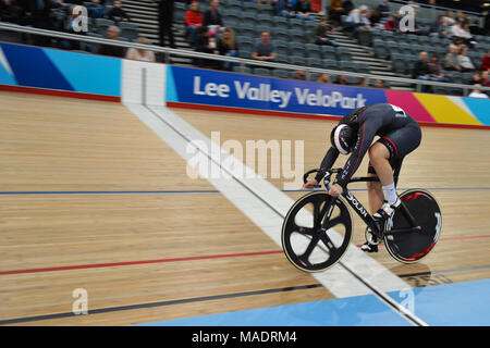 Une ligne noire Club Cycle rider course au plein gaz Le Vendredi saint le cyclisme sur piste rencontrez, Lee Valley VeloPark, Londres, Royaume-Uni. Le Vendredi saint est une piste de course Banque D'Images