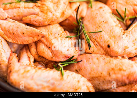 Ailes de poulets frais couverts dans le miel et épices Banque D'Images