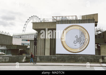 Panneau d'euro monnaie euro illustrant est accrochée au mur extérieur à l'extérieur de Queen Elizabeth Hall et Purcell Room building à Londres, Royaume-Uni. Banque D'Images