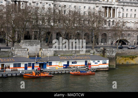 Bateaux de sauvetage de la RNLI stationné à côté de Waterloo Bridge sur la Tamise à Victoria Embankment à Londres, au Royaume-Uni. Banque D'Images