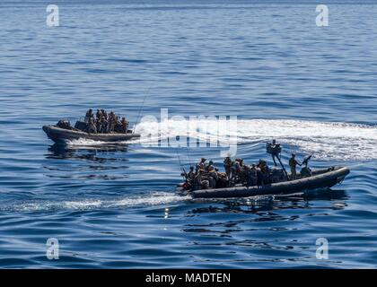 Les Marines, affecté à la Force de Raid Maritime de la 13e unité expéditionnaire de marines, et les marins, affecté à l'unité d'assaut, 1 se préparer à la simulation d'une visite, un conseil, une opération de perquisition et de saisie au cours d'un escadron amphibie et MEU opération d'intégration. Le groupe amphibie d'Essex et 13e MEU entièrement intégré pour la première fois avant leur déploiement d'été. PMINT est un préalable essentiel de l'exercice de déploiement qui permet à l'équipe de Navy-Marine Corps rapidement pour planifier et exécuter des opérations complexes à partir de l'expédition navale. (U.S. Marine Corps photo de Mass Communication Specialist 3rd Class Ryan M. Br Banque D'Images