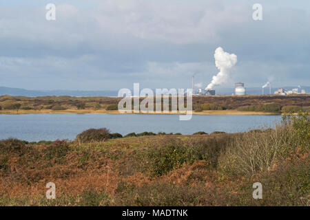 Kenfig extérieure (avec Port Talbot dans backgrround), la réserve naturelle nationale de Kenfig, tonne Kenfig, Bridgend, South Wales, UK Banque D'Images