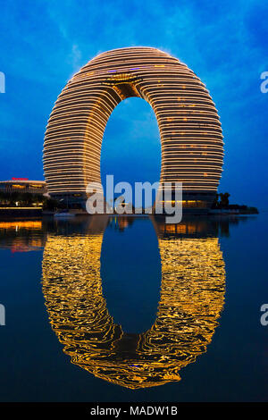 Vue de nuit en forme de fer à cheval Sheraton Huzhou Hot Spring Resort sur le lac Taihu, Wenzhou, province de Jiangsu, Chine Banque D'Images