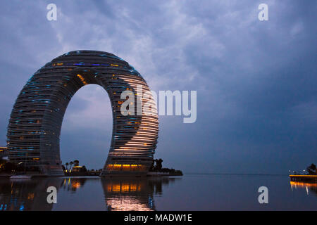 Vue de nuit en forme de fer à cheval Sheraton Huzhou Hot Spring Resort sur le lac Taihu, Wenzhou, province de Jiangsu, Chine Banque D'Images