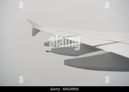 Aile d'avion pendant le vol dans les nuages, travel photo Banque D'Images