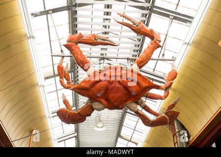 Un énorme crabe orange afficher sur le plafond de l'Kuromon Marché de poisson de Osaka Banque D'Images