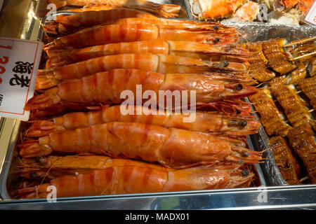 Crevettes géantes à la vente dans le célèbre marché au poisson de Kuromon Osaka Banque D'Images
