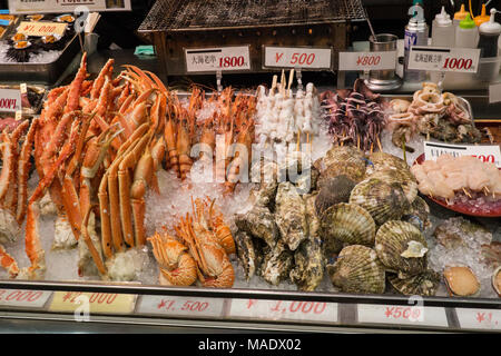 Un assortiment de fruits de mer vendus au célèbre Marché au poisson de Kuromon Osaka Banque D'Images