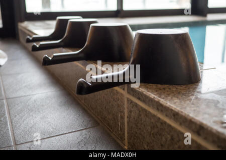 Onsen en bois noir baignoire louches placés dans une ligne parfaitement Banque D'Images