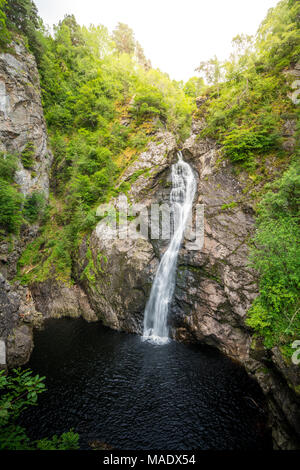 Les chutes de foyers, une cascade sur la rivière Foyers, qui alimente le Loch Ness, dans les Highlands, Ecosse, Royaume-Uni. Banque D'Images