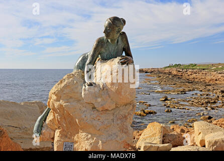 Sol Alter, une sculpture en hommage à Aphrodite, par Anna Maria Ioanidou, placé près de Paphos Fort, sur le chemin côtier. Banque D'Images