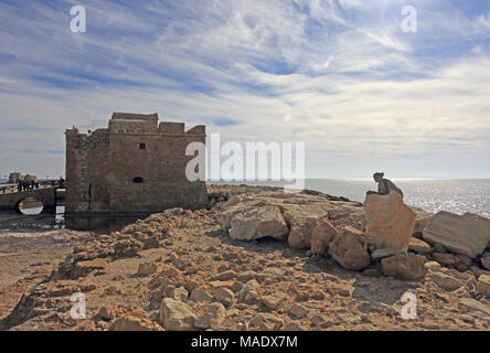 Sol Alter, une sculpture en hommage à Aphrodite, par Anna Maria Ioanidou, placé près de Paphos Fort, sur le chemin côtier. Banque D'Images