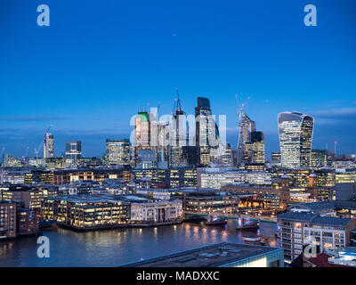 Toits de Londres Londres Paysage urbain - la ville de London financial district au crépuscule, prises à partir d'un endroit élevé sur la rive sud de la Tamise Banque D'Images