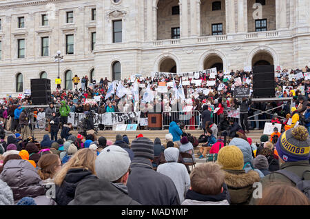 SAINT PAUL, MN/USA - Mars 24, 2018 : s'adresse à la foule des élèves de podium au State Capitol en mars pour notre vie rallye. Banque D'Images