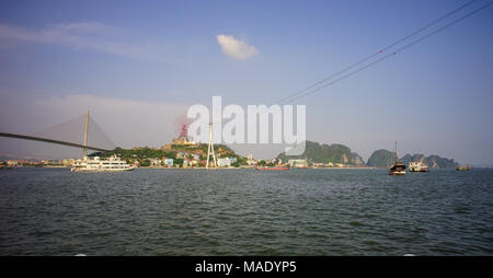 Ha Long, Vietnam - Mai 23, 2017. Marin de la Baie d'Ha Long, Vietnam. Ha Long Bay est un site classé au patrimoine mondial et populaire destination touristique. Banque D'Images