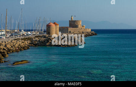 La cité médiévale mills et le fort de Saint Nikolas dans le port de Mandraki, à Rhodes, en Grèce. Banque D'Images