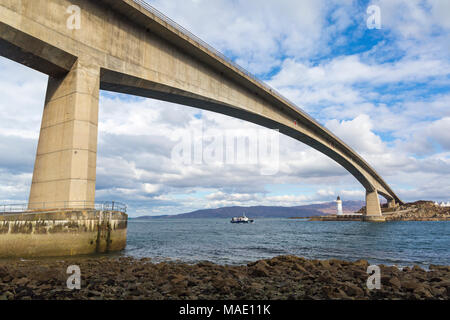 Skye Bridge sur le Loch Alsh reliant l'Ecosse Highland continentale avec l'île de Skye, de Kyleakin, Ecosse, Royaume-Uni en mars - Seaprobe Atlantis voile Banque D'Images