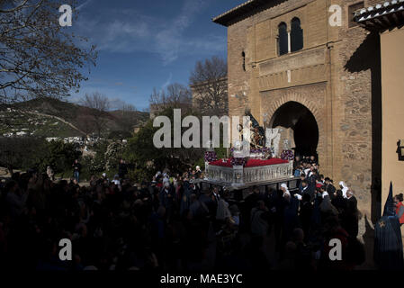 Granada, Espagne. Mar 31, 2018. ''Santa Maria vierge de la Alhambra'' statue est réalisée par costaleros hors de monument de l'Alhambra à Grenade pendant Samedi Saint.Chaque année, des milliers de chrétiens croyants célèbre la Semaine Sainte de Pâques avec la crucifixion et la résurrection de Jésus Christ. Crédit : Carlos Gil/SOPA Images/ZUMA/Alamy Fil Live News Banque D'Images