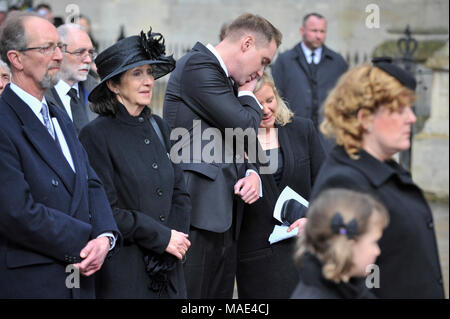 Cambridge, Angleterre. Mar 31, 2018. Le physicien britannique Stephen Hawking's première femme Jane (3L), fils Timothée (4L) et de sa fille Lucy (5e L) assister à l'enterrement de Stephen Hawking au Great St Mary's Church à Cambridge, en Grande-Bretagne, le 31 mars 2018. Les funérailles du professeur Stephen Hawking a eu lieu samedi dans une église près de la Cambridge University College, où il a été membre de plus d'un demi-siècle. Crédit : Stephen Chung/Xinhua/Alamy Live News Banque D'Images