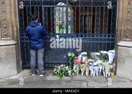 Cambridge, Angleterre. Mar 31, 2018. Les fleurs sont portées à l'extérieur du Gonville et Caius College, le jour de l'enterrement du privé le physicien britannique Stephen Hawking a eu lieu au Grand St Mary's Church à Cambridge, en Grande-Bretagne, le 31 mars 2018. Les funérailles du professeur Stephen Hawking a eu lieu samedi dans une église près de la Cambridge University College, où il a été membre de plus d'un demi-siècle. Crédit : Stephen Chung/Xinhua/Alamy Live News Banque D'Images