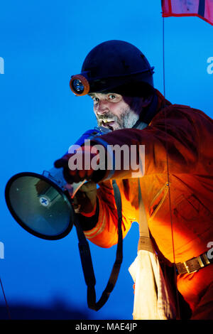 Geevor tin mine, Pendeen, Cornwall, UK. Le 31 mars 2018. L'homme, un moteur 11.2m, marionnette animatronique à Geevor tin mine, au cours de la première soirée spectacle public sur sa 'Résurrection' UK tour. La plus grande marionnette mécanique démarre une deuxième tournée au Royaume-Uni après le remplissage communes avec la foule, il y a deux ans. La famille de l'après-midi et spectacles en soirée avec des spectacles et des feux d'artifice continuent, dans la célébration de l'UNESCO site du patrimoine minier à Cornwall. Crédit : Mike Newman/Alamy Live News Banque D'Images