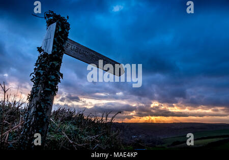 Dartmouth, dans le sud du Devon, 31 mars 2018. Le soleil perce au coucher du soleil près de Dartmouth dans le sud du Devon après l'image (c) Paul Swinney/Alamy Live News Banque D'Images