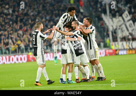 Sami Khedira (Juventus), Douglas Costa Juventus FC), Paulo Dybala (Juventus), Giorgio Chiellini (Juventus), Rodrigo Bentancur (Juventus), Gonzalo Higuain (Juventus), Juan Cuadrado (Juventus), au cours de la série d'un match de football entre la Juventus vs AC Milan au Stade Allianz le 31 mars 2018 à Turin, Italie. Crédit : Antonio Polia/Alamy Live News Banque D'Images