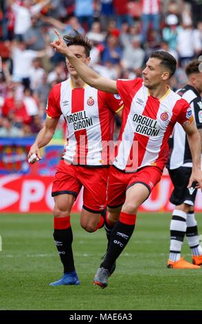 Madrid, Espagne. Mar 31, 2018. Le Girona Alex Granell (R) célèbre marquant au cours de la Ligue espagnole match de football entre le FC Barcelone et Levante UD à Girona, Espagne, le 31 mars 2018. Le match s'est terminé par un nul 1-1. Credit : Joan Gosa/Xinhua/Alamy Live News Banque D'Images