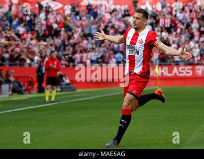 Madrid, Espagne. Mar 31, 2018. Le Girona Alex Granell fête marquant pendant le match de football de la Ligue espagnole FC entre Gérone et Levante UD à Girona, Espagne, le 31 mars 2018. Le match s'est terminé par un nul 1-1. Credit : Joan Gosa/Xinhua/Alamy Live News Banque D'Images