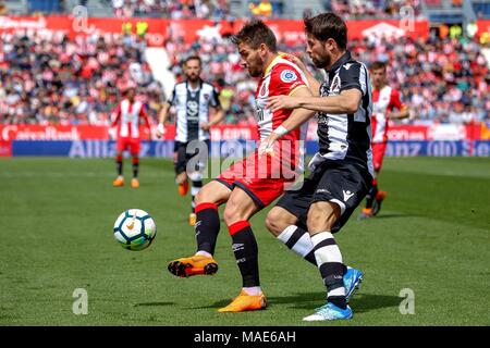 Madrid, Espagne. Mar 31, 2018. Le Girona Cristian Portu (L) rivalise avec le Levante espagnol lors de la coke Andujar League match de football entre le FC Barcelone et Levante UD à Girona, Espagne, le 31 mars 2018. Le match s'est terminé par un nul 1-1. Credit : Joan Gosa/Xinhua/Alamy Live News Banque D'Images