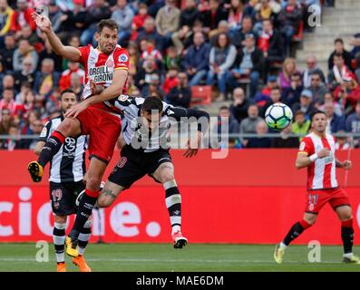 Madrid, Espagne. Mar 31, 2018. Girona's Christian Stuani (L) à la tête de la balle avec le Levante Erick Cabaco lors de la Ligue espagnole match de football entre le FC Barcelone et Levante UD à Girona, Espagne, le 31 mars 2018. Le match s'est terminé par un nul 1-1. Credit : Joan Gosa/Xinhua/Alamy Live News Banque D'Images